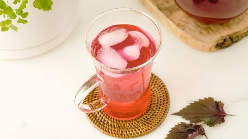 Trà tía tô tương đối dễ uống và có thể dùng thay thế nước để uống giải nhiệt mỗi ngày