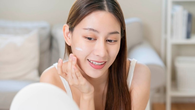 Lưu ý nên dùng kem chống nắng khi trị tàn nhang bằng lá tía tô