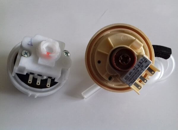 Nên thay mới phao áp lực nước nếu phao bị hỏng để máy không xảy ra tình trạng báo lỗi liên tục