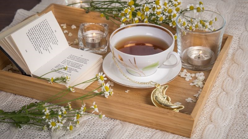 Uống trà hoa cúc giúp làm dịu cổ họng