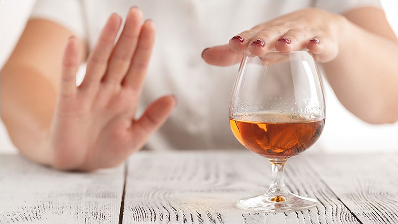 Uống rượu dẫn đến cơ thể mất nước và gây ra tình trạng huyết áp thấp