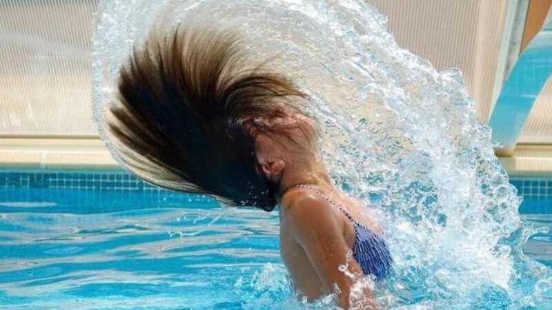 Sưng ống tai ngoài do bơi trong nguồn nước ô nhiễm