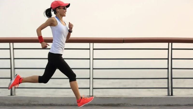 Bạn nên giữ tư thế thẳng, đầu ngẩng cao, lưng thẳng và vai thả lỏng Bạn nên giữ tư thế thẳng, đầu ngẩng cao, lưng thẳng và vai thả lỏng