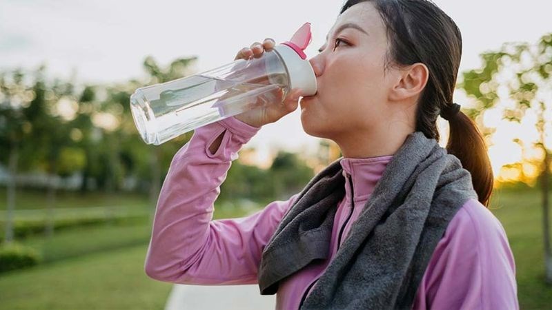 người chạy bộ cần chú ý đến việc uống gì và uống bao nhiêu trước, trong và sau khi tập luyện người chạy bộ cần chú ý đến việc uống gì và uống bao nhiêu trước, trong và sau khi tập luyện