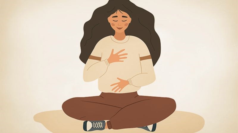 Tập thở sâu bằng bụng bằng cách ngồi trên sàn, đặt một tay lên bụng và một tay lên ngực Tập thở sâu bằng bụng bằng cách ngồi trên sàn, đặt một tay lên bụng và một tay lên ngực