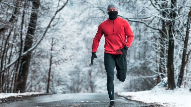 Nếu bạn chạy trong thời tiết lạnh, hãy che miệng và mũi bằng khăn quàng cổ Nếu bạn chạy trong thời tiết lạnh, hãy che miệng và mũi bằng khăn quàng cổ