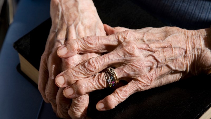 Lão hóa khiến cơ co thắt trong bàng quang trở nên yếu đi, từ đó gây rối loạn thói quen đi tiểu của bệnh nhân Sự lão hóa