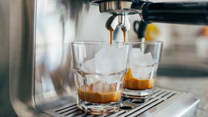 Một số loại đồ uống như cà phê có chứa chất lợi tiểu làm tăng nhu cầu đi tiểu hơn bình thường Một số loại thức uống