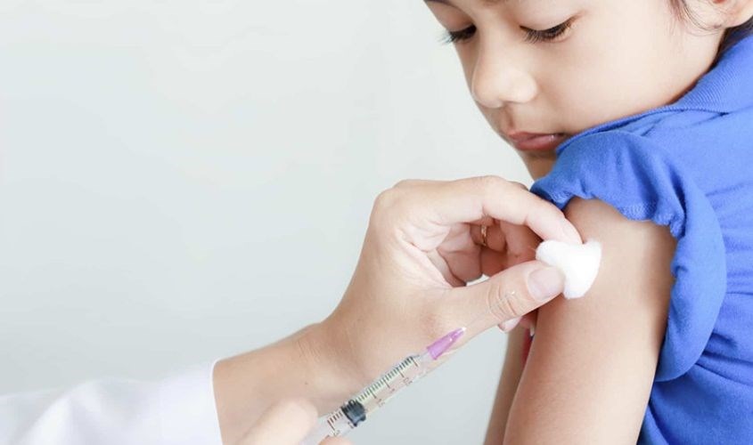 Chuẩn bị cho trẻ bộ quần áo thoải mái và thoáng mát để mặc khi tiêm Trẻ 3 tuổi tiêm phòng mũi gì lý do tại sao