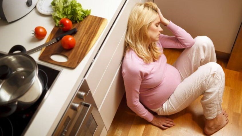 Khi mẹ bầu căng thẳng do mức estrogen giảm khiến thân nhiệt tăng cao hơn