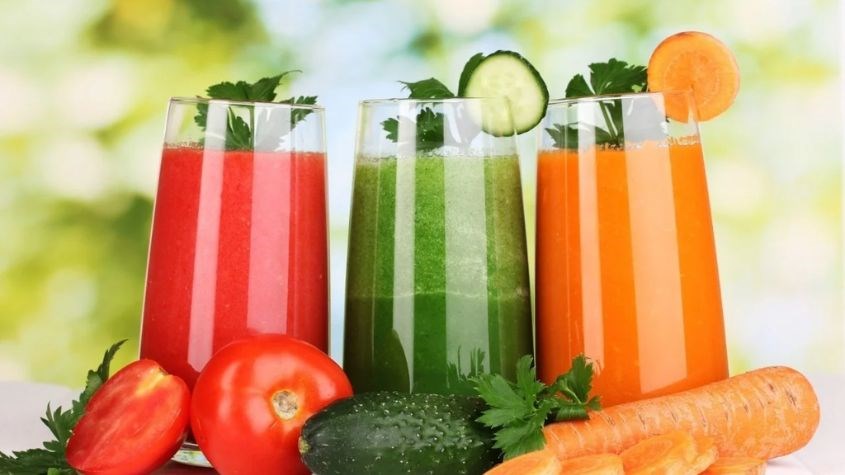 Nước ép rau củ cung cấp nhiều vitamin, chất xơ và giúp giải nhiệt cho mẹ bầu