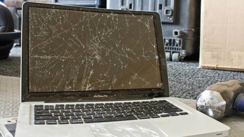 Màn hình laptop rất mỏng nên khi rơi rớt sẽ dẫn đến vỡ và gây hư hỏng