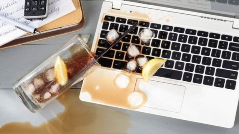 Tránh tình trạng vụn đồ ăn rơi vào máy hoặc đổ nước lên laptop