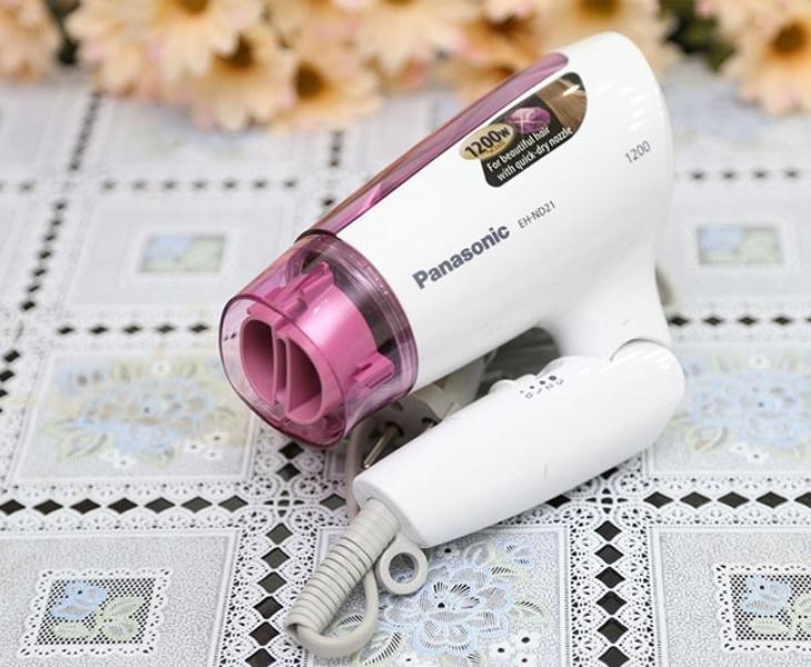 Tay cầm của Máy sấy tóc 1200W Panasonic ND21-P645 có khả năng gấp lại gọn gàng, không tốn nhiều diện tích