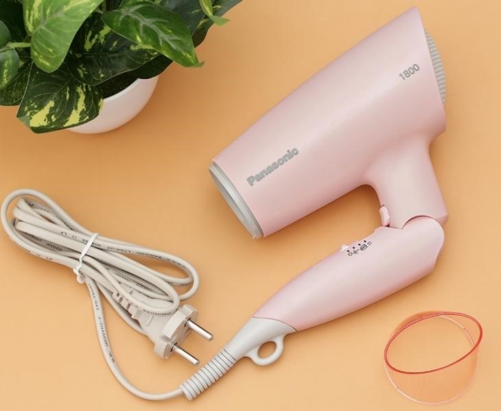 Máy sấy tóc 1800W Panasonic EH-ND37-P645 có vẻ ngoài thu hút cùng thiết kế gấp gọn tiện lợi