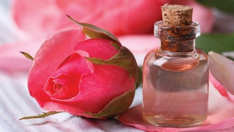 Sử dụng nước hoa hồng để tránh da hình thành sẹo
