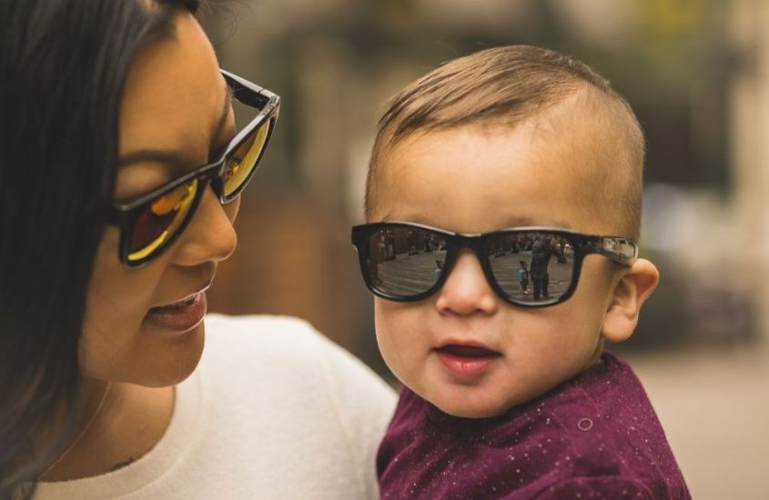 Mắt kính chống tia UV giúp bảo vệ mắt cho trẻ