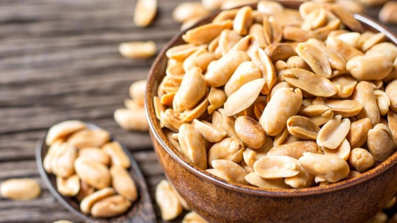 Lạm dụng đậu phộng có thể dẫn đến tăng cân hay thậm chí béo phì
