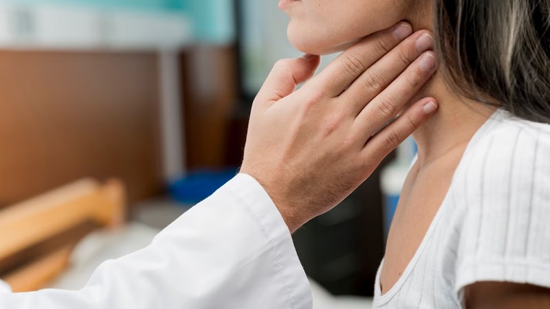 Chẩn đoán bướu cổ bước đầu dựa vào thăm khám thực thể