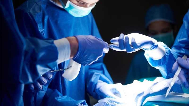 Khi bướu cổ quá lớn hoặc không đáp ứng với thuốc, bệnh nhân sẽ được phẫu thuật cắt bỏ tuyến giáp