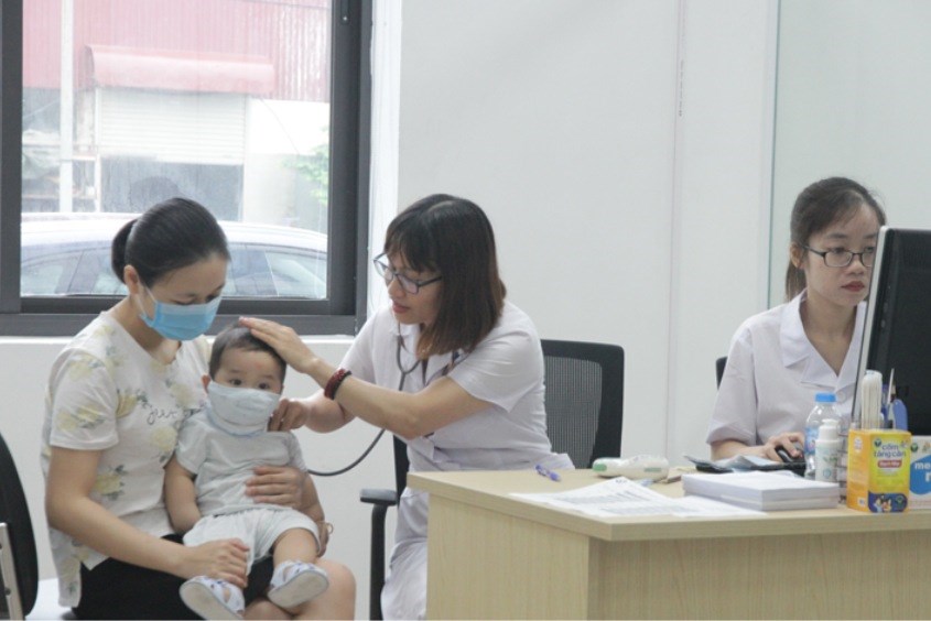 Các bác sĩ luôn tận tâm trong quá trình khám, chữa bệnh cho bé
