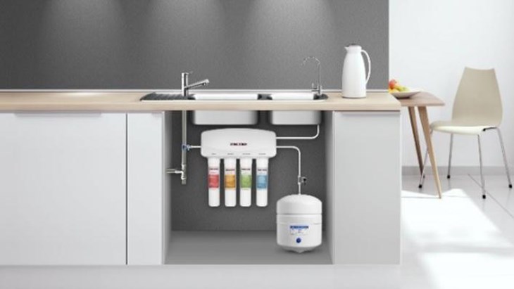 Máy lọc nước RO Stiebel Eltron Glacier 4 lõi sử dụng bảng điều khiển cần gạt dễ dàng lấy nước