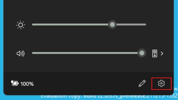 Nhấn vào thanh tác vụ ở dưới màn hình, sau đó nhấp vào răng cưa All Settings để mở Settings