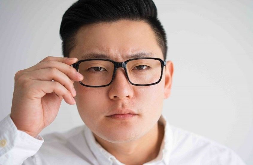 Kính thường xuyên bị trượt xuống là tình trạng ai cũng gặp phải
