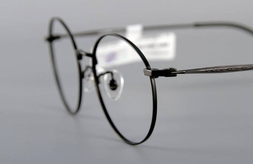 Thay đệm ở mũi để giảm ma sát ở kính