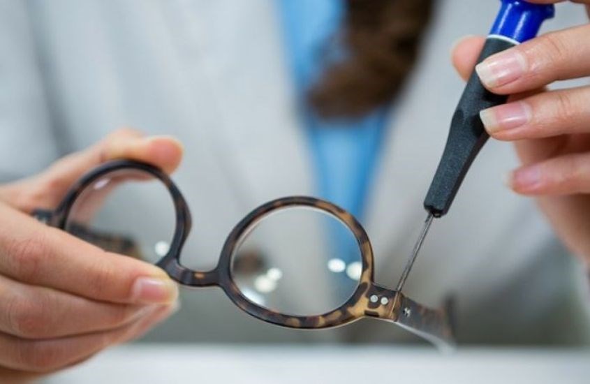 Điều chỉnh càng kính ôm vào mặt để không bị tuột