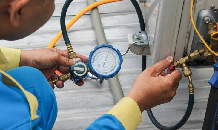 Nên nhờ nhân viên kỹ thuật kiểm tra và tiến hành bơm gas máy lạnh để khắc phục lỗi ống đồng bị đóng tuyết