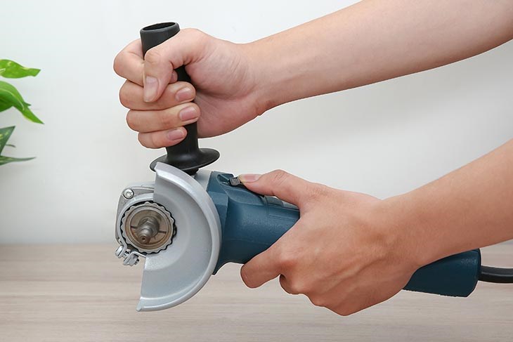 Máy mài góc Bosch GWS 900-100 900W có công suất đạt 900W và độ rung thấp, giảm thiểu tình trạng tê tay khi thao tác