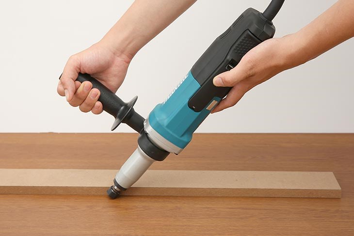 Máy mài khuôn Makita GD0801C 750W trang bị khả năng mài dao kéo, làm nhẵn các mối hàn, cạnh sắc, đánh bóng vật liệu và chi tiết