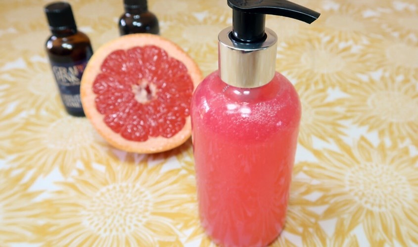 Nên lựa chọn sữa tắm cho da dầu mụn có hương liệu tự nhiên