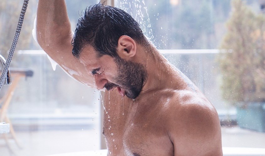 Làm ướt cơ thể trước khi chà bông tắm lên người để có hiệu quả tốt nhất