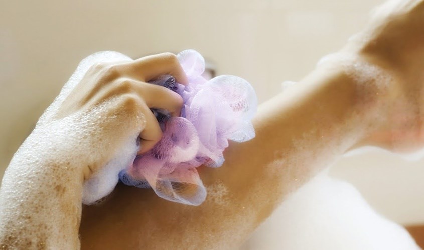 sữa tắm chứa các thành phần như Bentonite, Triclosan, Salicylic để giúp kháng khuẩn, hút dầu thừa và làm sạch da