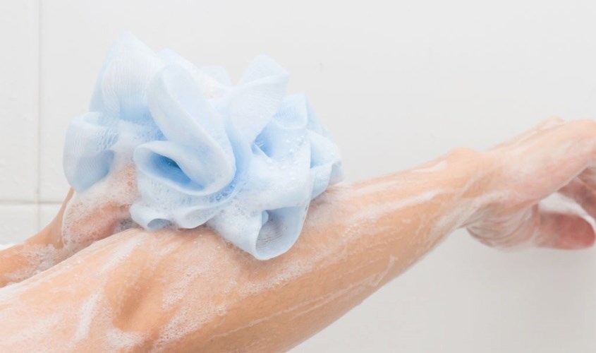 nên tạo bọt sữa tắm trên bông tắm hoặc pha với nước để làm sạch da hiệu quả và giảm nguy cơ kích ứng da