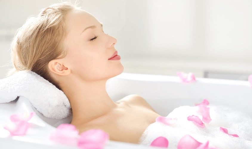 sử dụng sản phẩm sữa tắm đúng loại và chứa các thành phần giúp kiểm soát dầu và làm sạch sâu có thể giúp cải thiện vấn đề da dầu mụn.