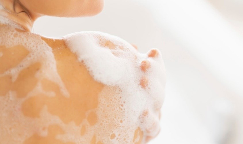 Công dụng của sữa tắm cho da dầu mụn là làm sạch sâu và loại bỏ bã nhờn tích tụ trên da