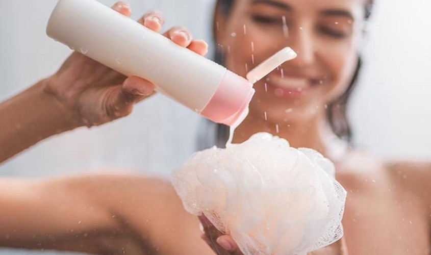 sữa tắm cho da dầu mụn cũng nên có các thành phần như Bentonite, Triclosan