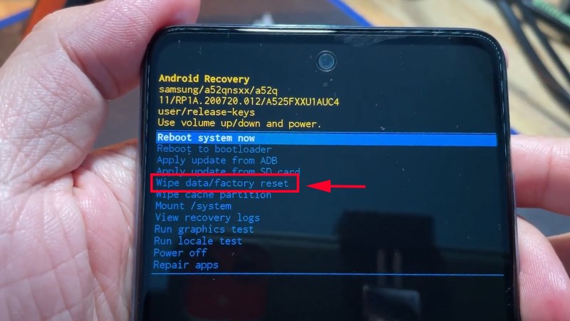 Di chuyển đến mục Wipe data/ factory reset