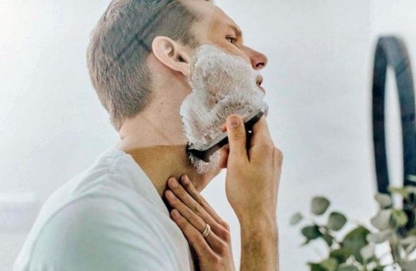 Cạo râu theo chiều xuôi