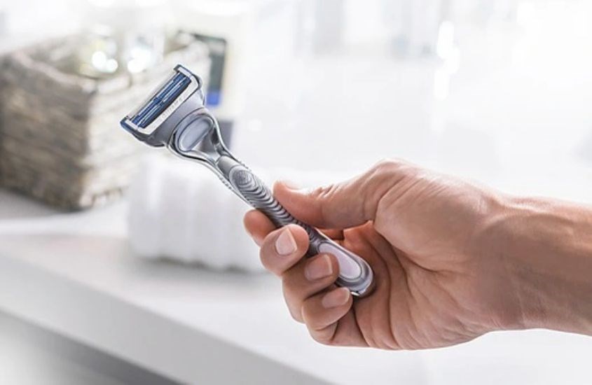 Để dao cạo râu xa tầm tay của trẻ em