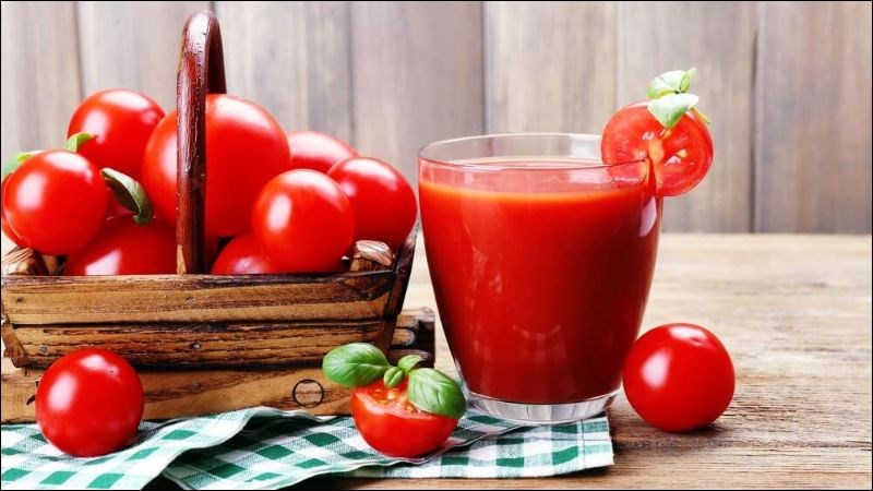Nước ép cà chua giúp ngăn chặn quá trình oxy hóa qua đó giảm sinh nhiệt