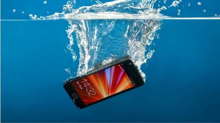 Chân sạc bị dính nước là một trong những nguyên nhân dẫn đến khi sạc không nhận điện Chân sạc bị dính nước là một trong những nguyên nhân dẫn đến khi sạc không nhận điện