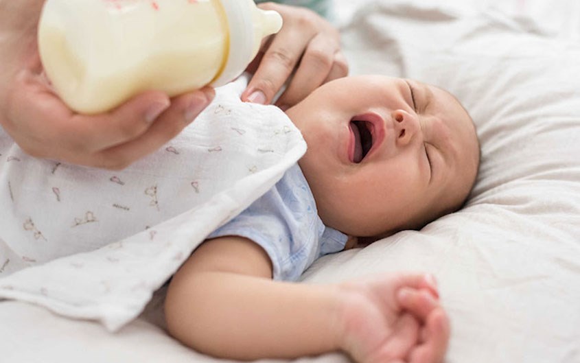 Không nên cho bé bú ngay khi bé khóc