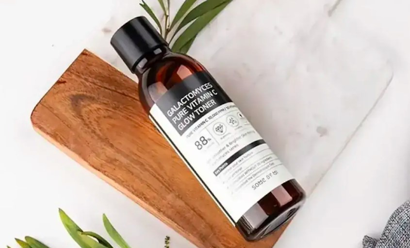 Sau khi làm sạch dùng Toner dưỡng trắng Some By Mi Galactomyces Pure Vitamin C Glow 200 ml Mua 2 tính tiền 1