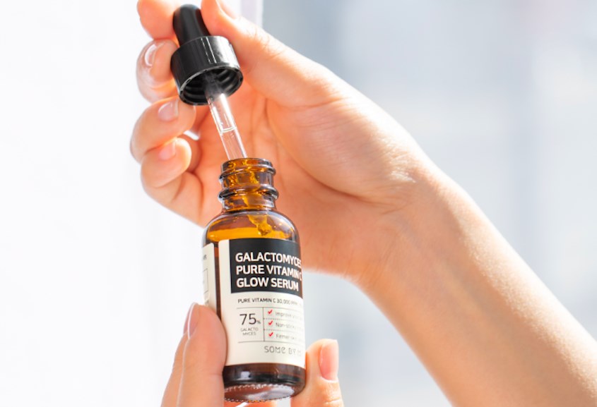 Lấy một lượng vừa đủ serum vitamin C Some By Mi thoa lên da mặt nhẹ nhàng