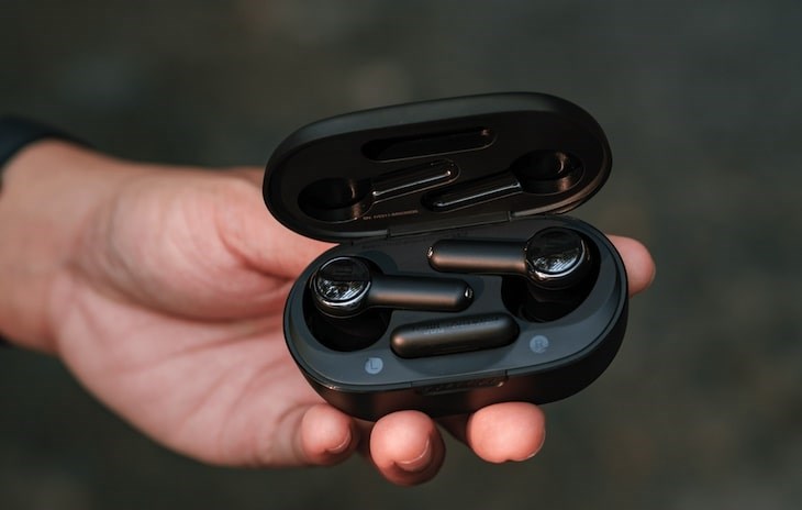 JBL Quantum TWS gây ấn tượng với thiết kế gọn nhẹ cùng khả năng kháng nước đạt chuẩn IPX5