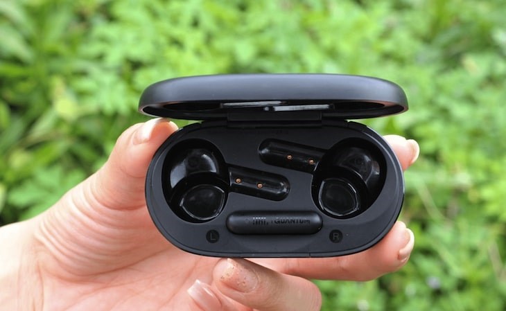 Tai nghe có ngoại hình ấn tượng với các đường vát chéo cá tính, sáng bóng